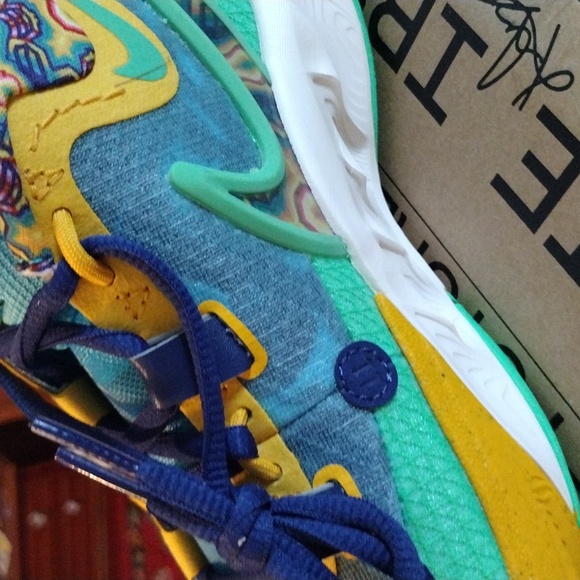 NWT Kyrie 8 GO SE (GS) size 7Y - Picture 4 of 8